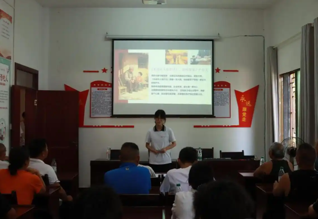 学子走出教室在家校协同伙伴相伴的实践讲堂里拓展眼界